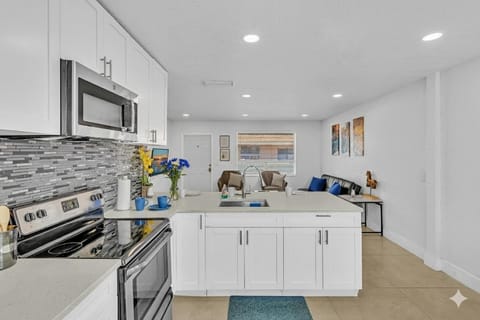 Modern 2br Near Aventura Mall & Sunny Beach House in Hallandale Beach