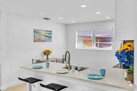 Modern 2br Near Aventura Mall & Sunny Beach House in Hallandale Beach
