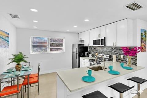Modern 2br Near Aventura Mall & Sunny Beach House in Hallandale Beach