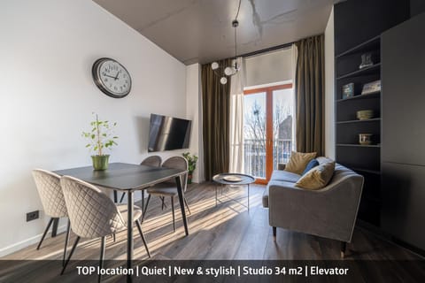 TV and multimedia, Living room, Seating area, Dining area, Evening entertainment