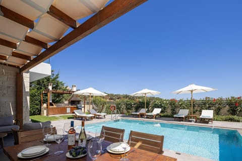 Swimming pool, sunbed