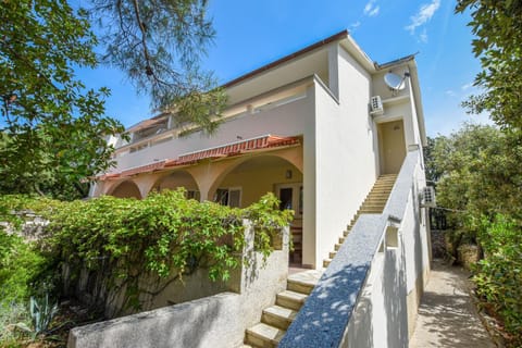 Property building, Patio, Facade/entrance, Garden