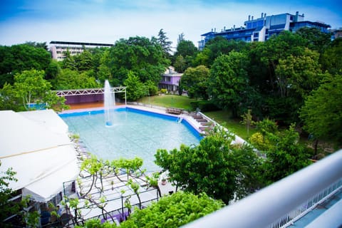 Restaurant/places to eat, Natural landscape, Pool view, Swimming pool