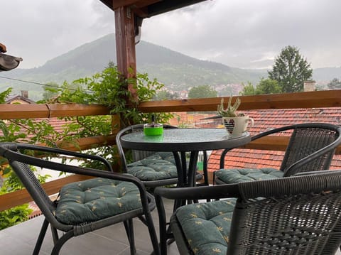 Balcony/Terrace, Mountain view