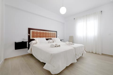 Bed, Bedroom, Sunrise, towels, air conditioner