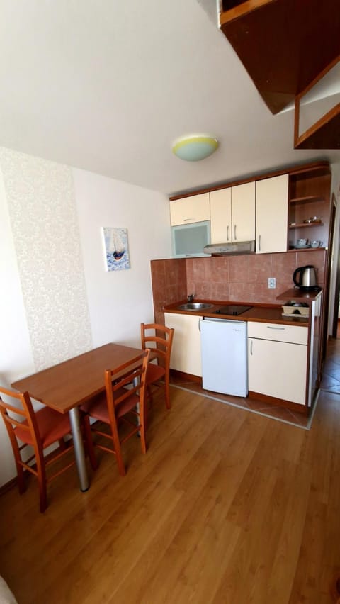 Kitchen or kitchenette, Dining area, stove