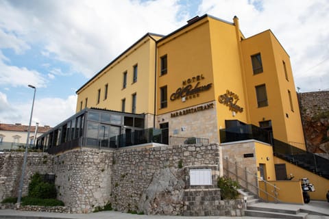 Property building, Restaurant/places to eat, Balcony/Terrace, Lounge or bar, Evening entertainment