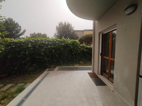 Property building, Patio, Garden, Balcony/Terrace, Garden view, Inner courtyard view