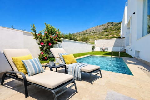 Patio, Day, Mountain view, Pool view, Swimming pool, sunbed