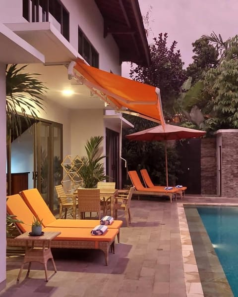 Property building, Garden, Seating area, Garden view, Pool view, Swimming pool, sunbed