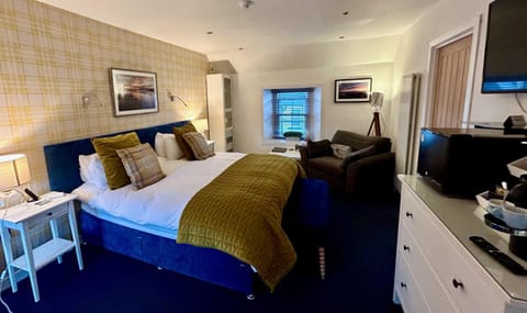 Bed, TV and multimedia, Photo of the whole room, Seating area, Bedroom