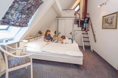 Photo of the whole room, children, group of guests, bunk bed