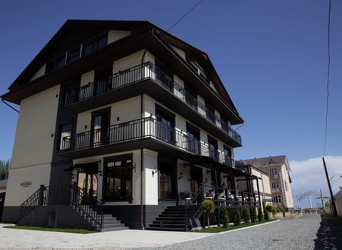 Property building, Restaurant/places to eat, Breakfast