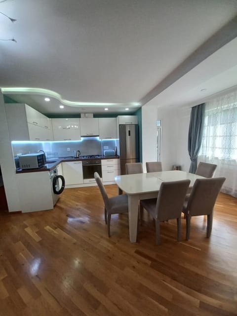 Kitchen or kitchenette, Living room, Seating area, Dining area