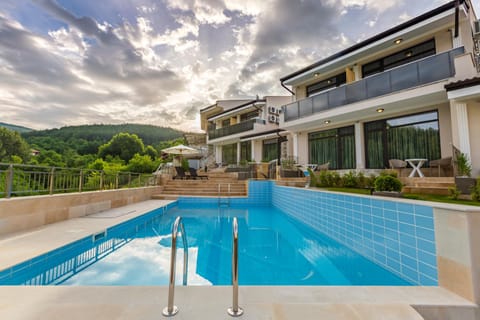 Property building, Patio, Facade/entrance, Day, Natural landscape, Mountain view, Pool view, Swimming pool, Sunrise, sunbed