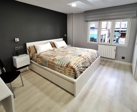 Bed, Photo of the whole room, Bedroom, internet