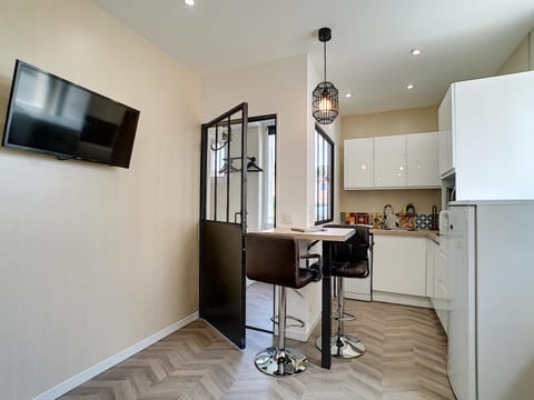 Kitchen or kitchenette, Living room