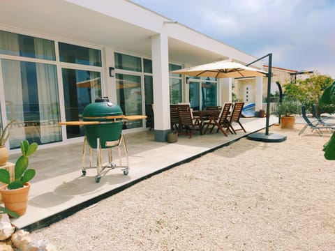 Patio, BBQ facilities