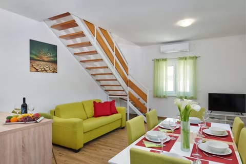 Living room, Seating area, Dining area