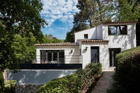 Property building, Nearby landmark, Day, Garden, Garden view, Location, Quiet street view, furniture