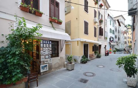 Facade/entrance, Neighbourhood