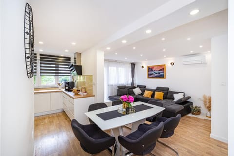 Living room, Dining area, kitchen