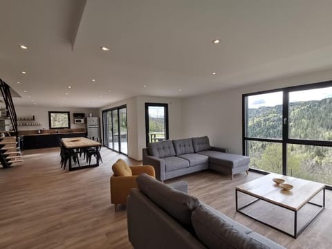 Living room, Communal kitchen, Garden view
