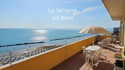 Day, Natural landscape, View (from property/room), Balcony/Terrace, Beach, Sea view, sunbed