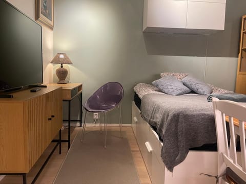 Bed, TV and multimedia, Photo of the whole room, Bedroom, hair dresser