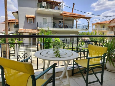 Patio, Day, Balcony/Terrace