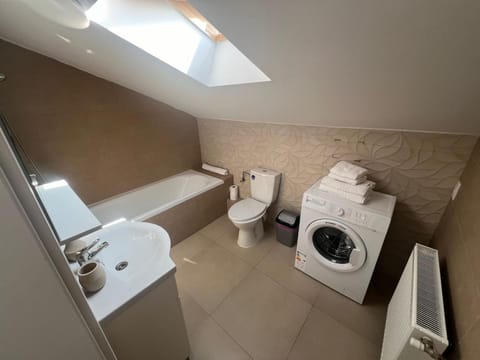 Toilet, Bathroom, Bath, towels, washing machine, dryer