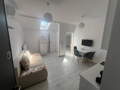 TV and multimedia, Kitchen or kitchenette, Living room, Photo of the whole room, Seating area