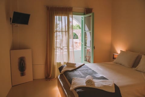 Bed, TV and multimedia, towels