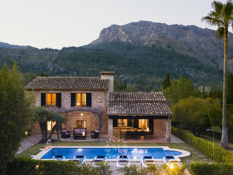 Property building, Natural landscape, Hiking, Mountain view, Swimming pool, Swimming pool, Location, Parking, locker, air conditioner