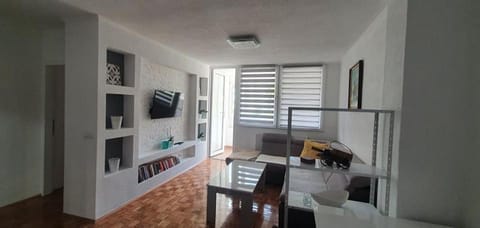 Communal lounge/ TV room, TV and multimedia, Living room, Seating area, Dining area