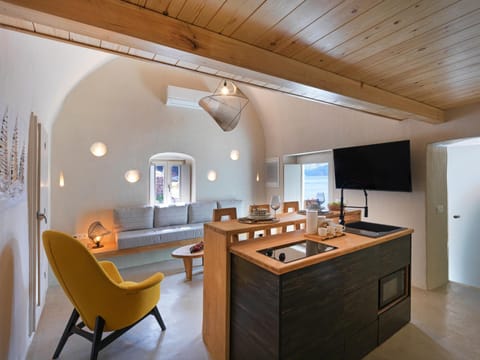 Kitchen or kitchenette, Living room, Seating area