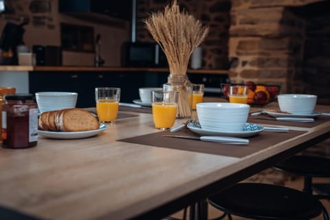 maison quartier médiéval au pied du château FOUGERES House in Fougères
