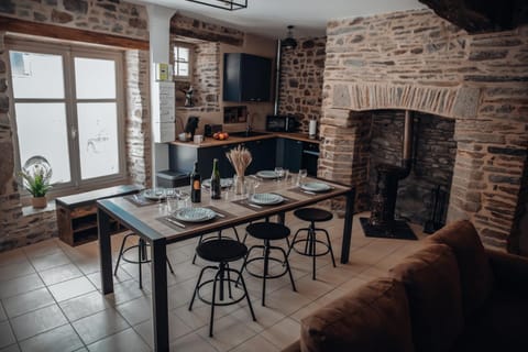 maison quartier médiéval au pied du château FOUGERES House in Fougères