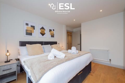 Bed, Photo of the whole room, Bedroom, internet, towels