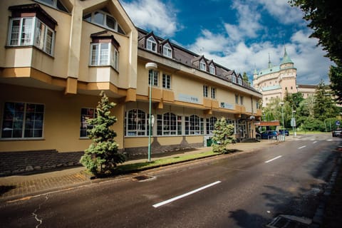 Property building, Street view, Location
