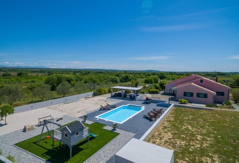Bird's eye view, Pool view