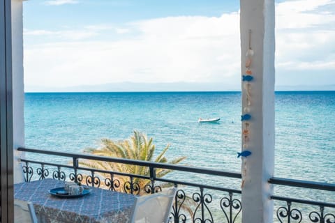 Day, Natural landscape, View (from property/room), Balcony/Terrace, Seating area, Dining area, Sea view