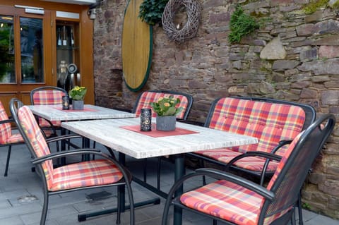 Restaurant/places to eat, Internal: Not applicable to any particular room