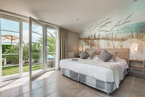 Bed, Bedroom, Pool view