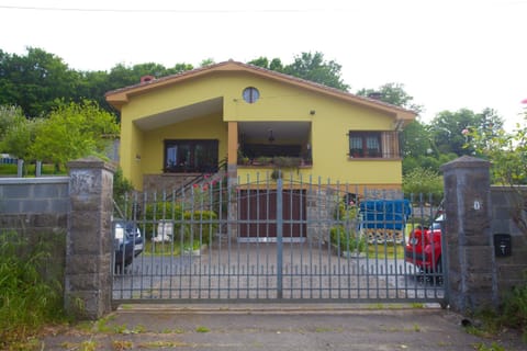Property building, Facade/entrance, Day, BBQ facilities, Garden, View (from property/room), Photo of the whole room, Garden view, Parking, heating, internet