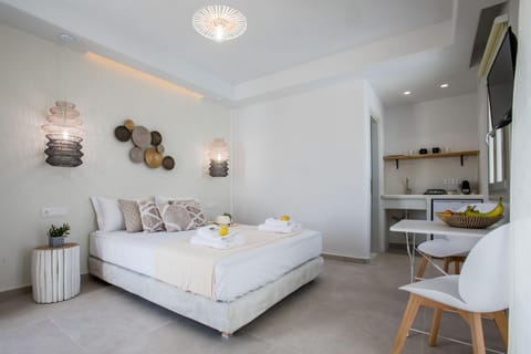 Bed, TV and multimedia, Kitchen or kitchenette, Photo of the whole room, Seating area, Dining area, Bedroom, towels