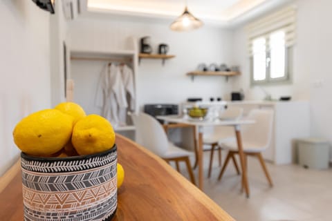 Coffee/tea facilities, Kitchen or kitchenette, Dining area, stove