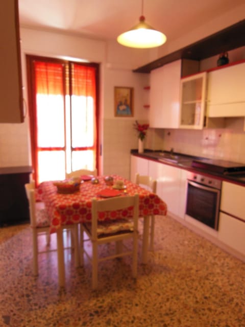 Kitchen or kitchenette, Dining area, stove