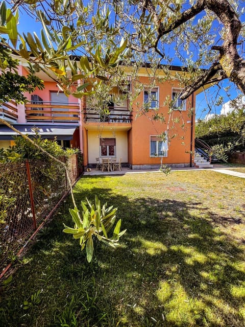 Property building, Facade/entrance, Garden