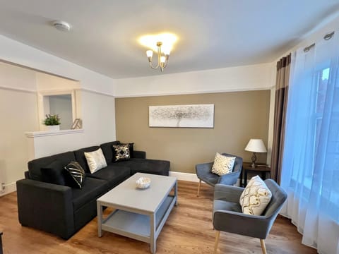 Large Family-Friendly 2BD Glastonbury Retreat, Sleeps 5 Apartment in Glastonbury